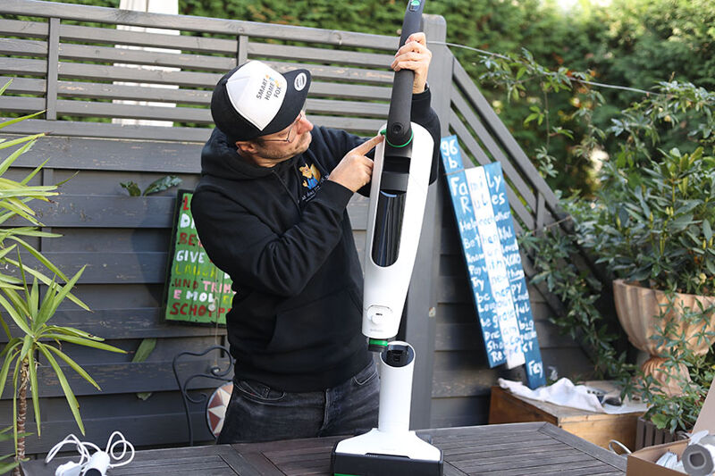 Der Vorwerk Kobold VB100 Akkusauger wird in der Hand gehalten